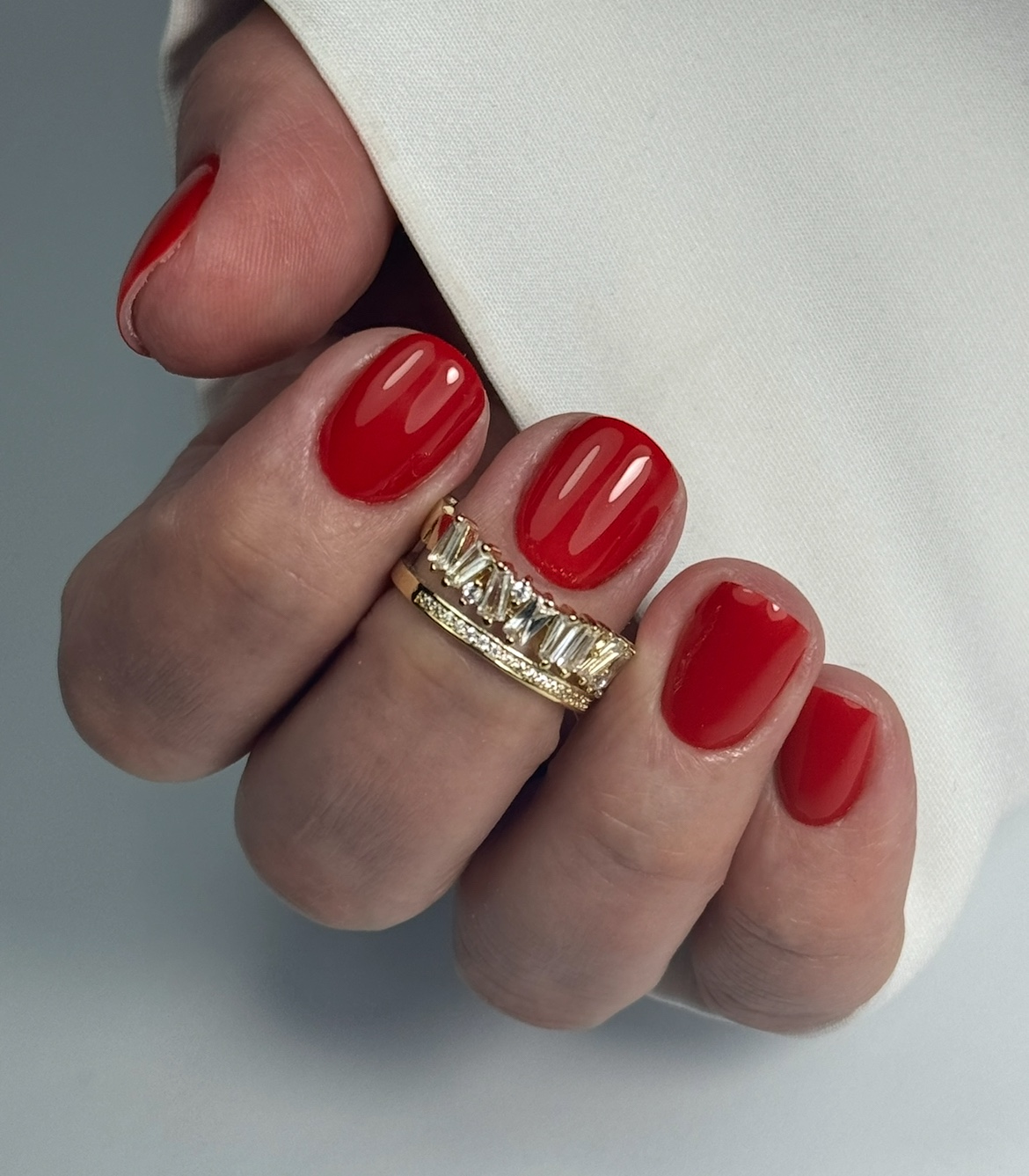 Krótki czerwony manicure hybrydowy