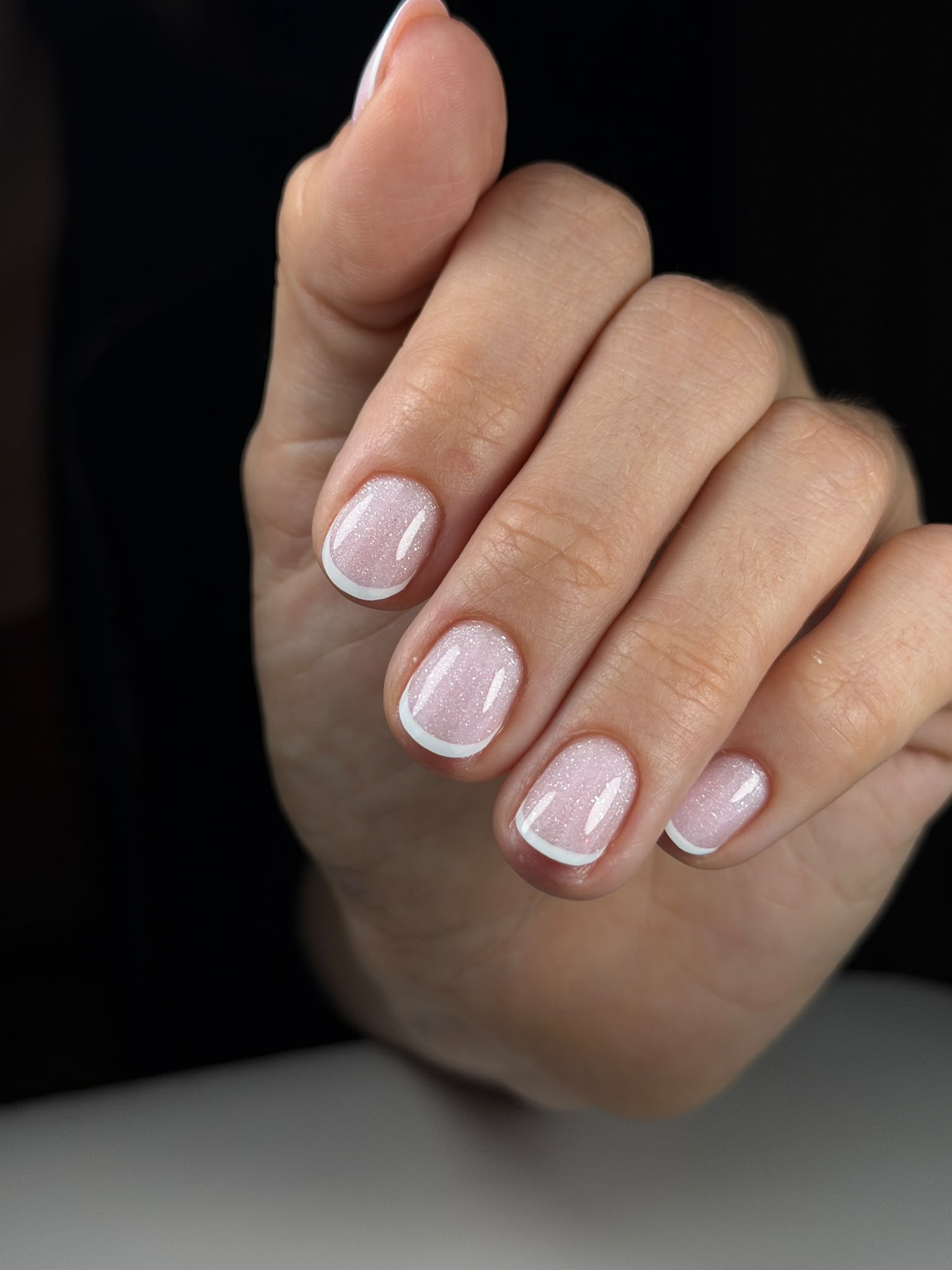 Krótki manicure hybrydowy z delikatnym frenchem