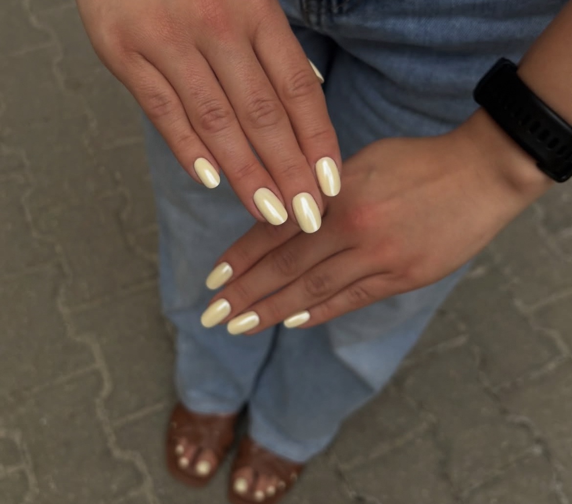 Krótki żółty manicure hybrydowy