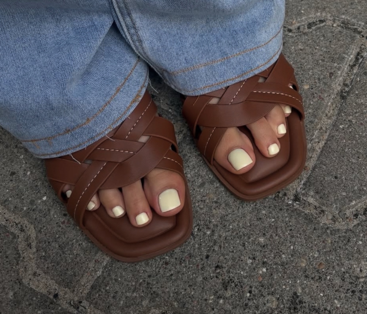 Jasny pedicure hybrydowy